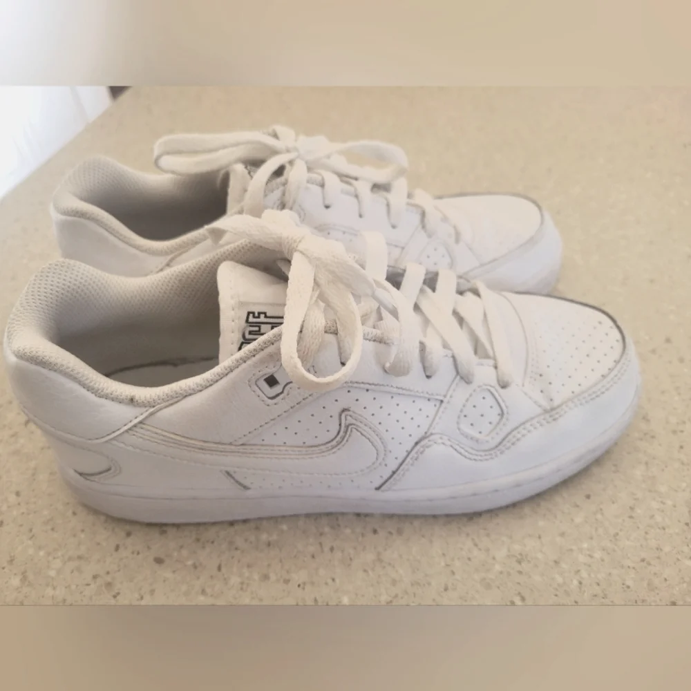 Nike Leather Low Top Air Froce 6.5 Y